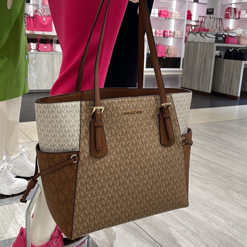 Michael Kors Voyager Large Color-Block Signature Logo Tote Bag
Camel Multi - Picture 13 of 16
